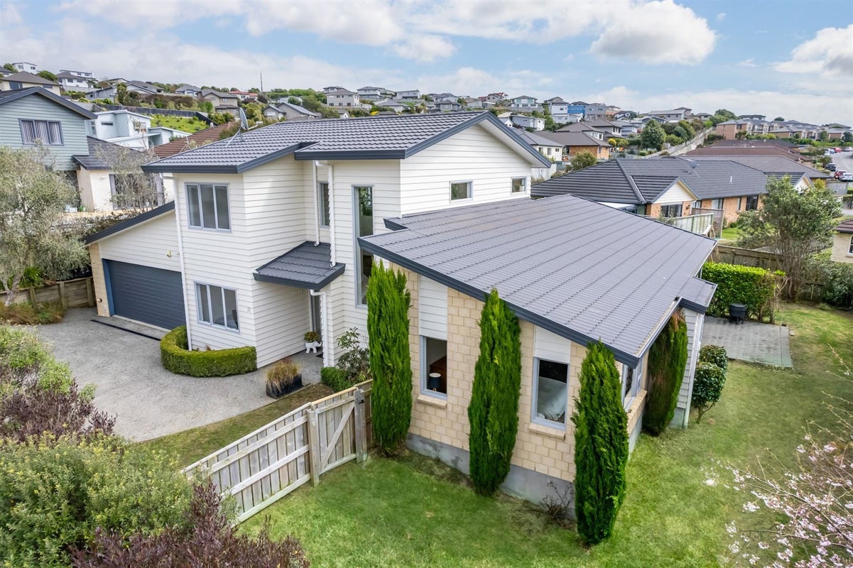 31 Te Puia Drive, Aotea, Porirua - Carousel 1