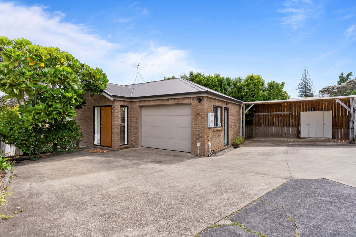 3/69A Chivalry Road, Glenfield, Auckland - Carousel 1