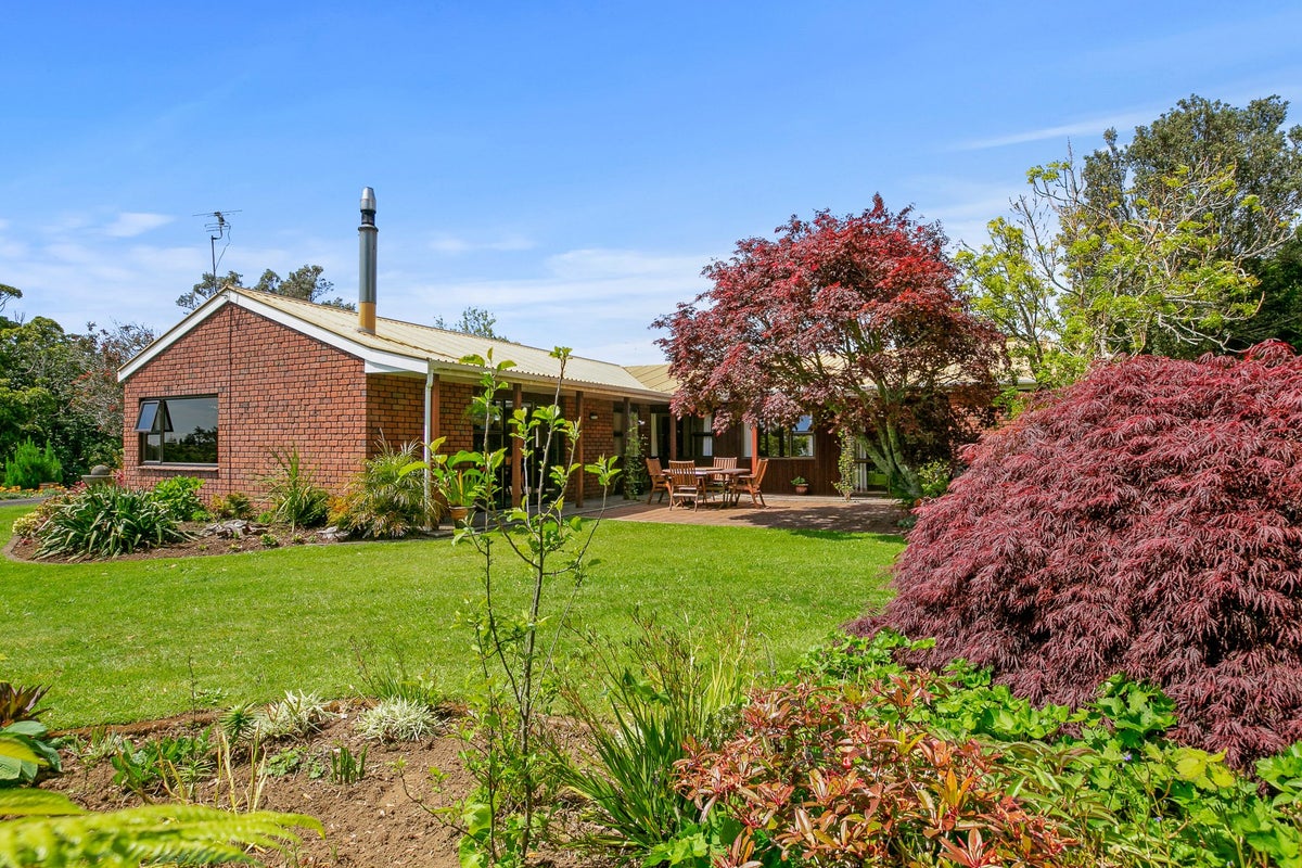 44 Ridgewood Drive, Ridgewood, New Plymouth - Carousel 1