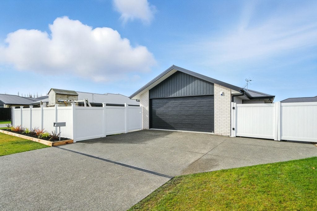 17 Cleaver Street, Woodend, Woodend - Carousel 1