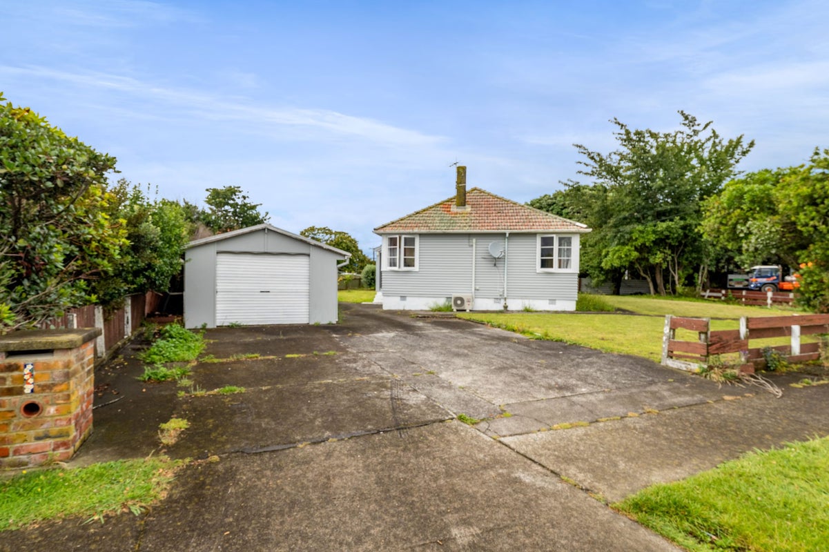 2 Dixon Avenue, Hawera - Carousel 1