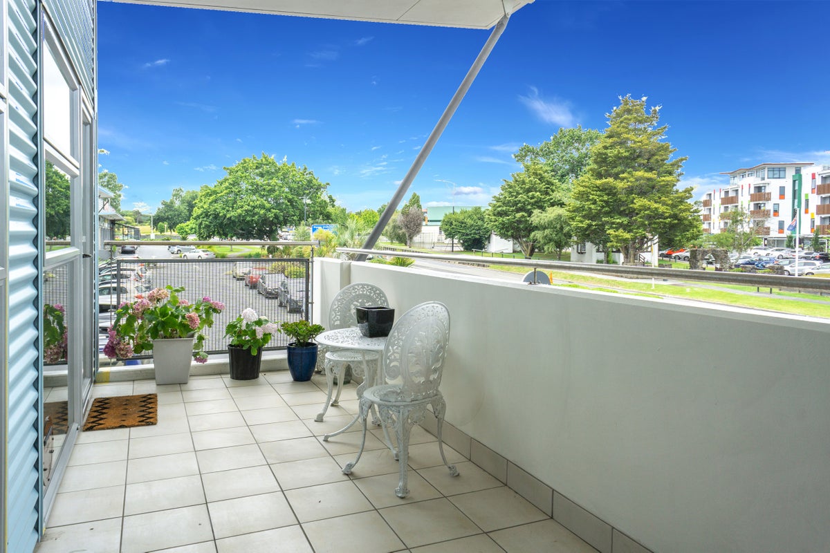 10/210B Dairy Flat Highway, Albany, North Shore City - Carousel 1