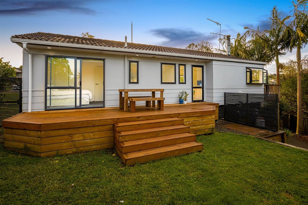 5 Lowell Place, Massey, Auckland - Carousel 2