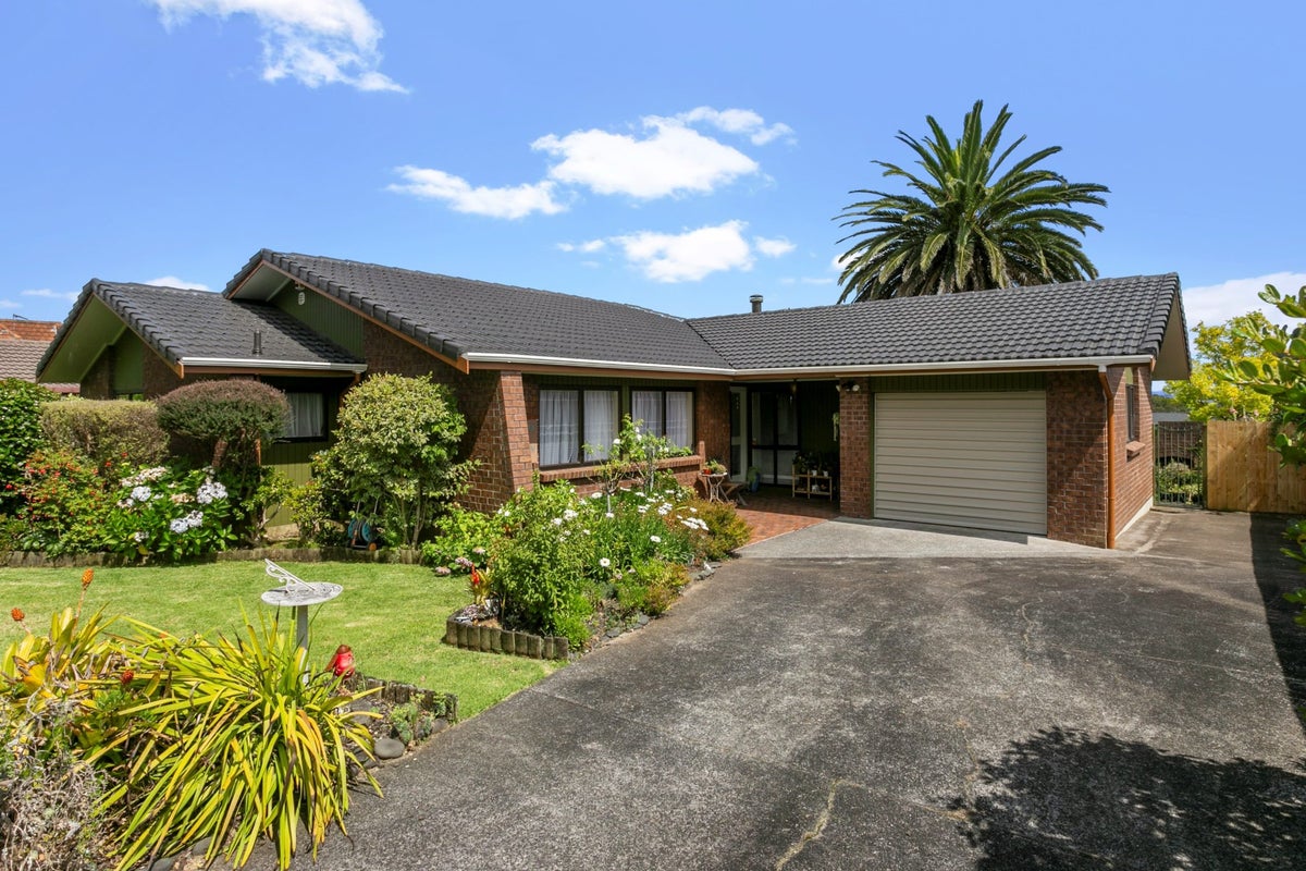 45 Dalwhinnie Parade, Highland Park, Auckland - Carousel 1