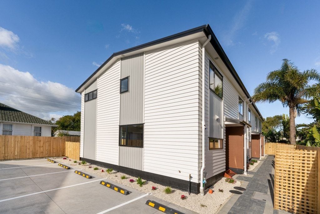 5/3 Royal View Road, Te Atatu South, Auckland - Carousel 1