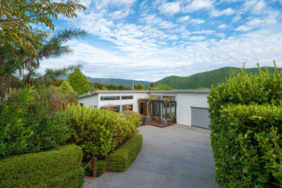 24 Waimarama Street, Waikawa, Picton - Carousel 1