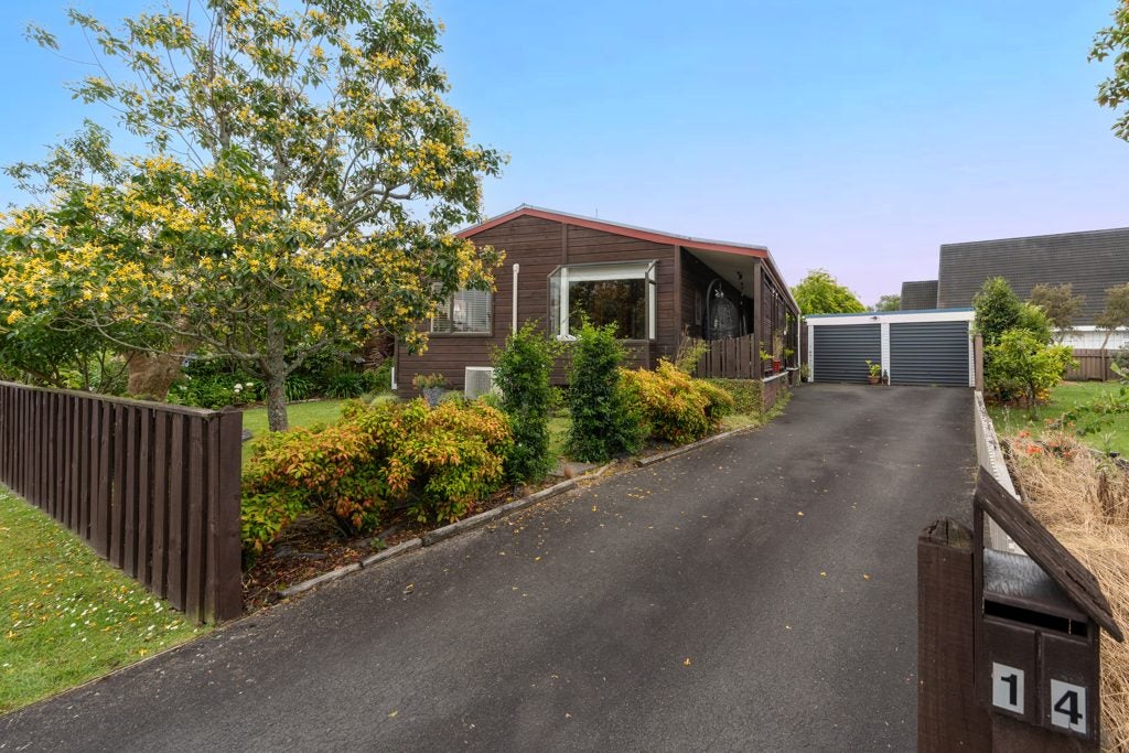 14 Camellia Place, Hamilton Lake, Hamilton - Carousel 1