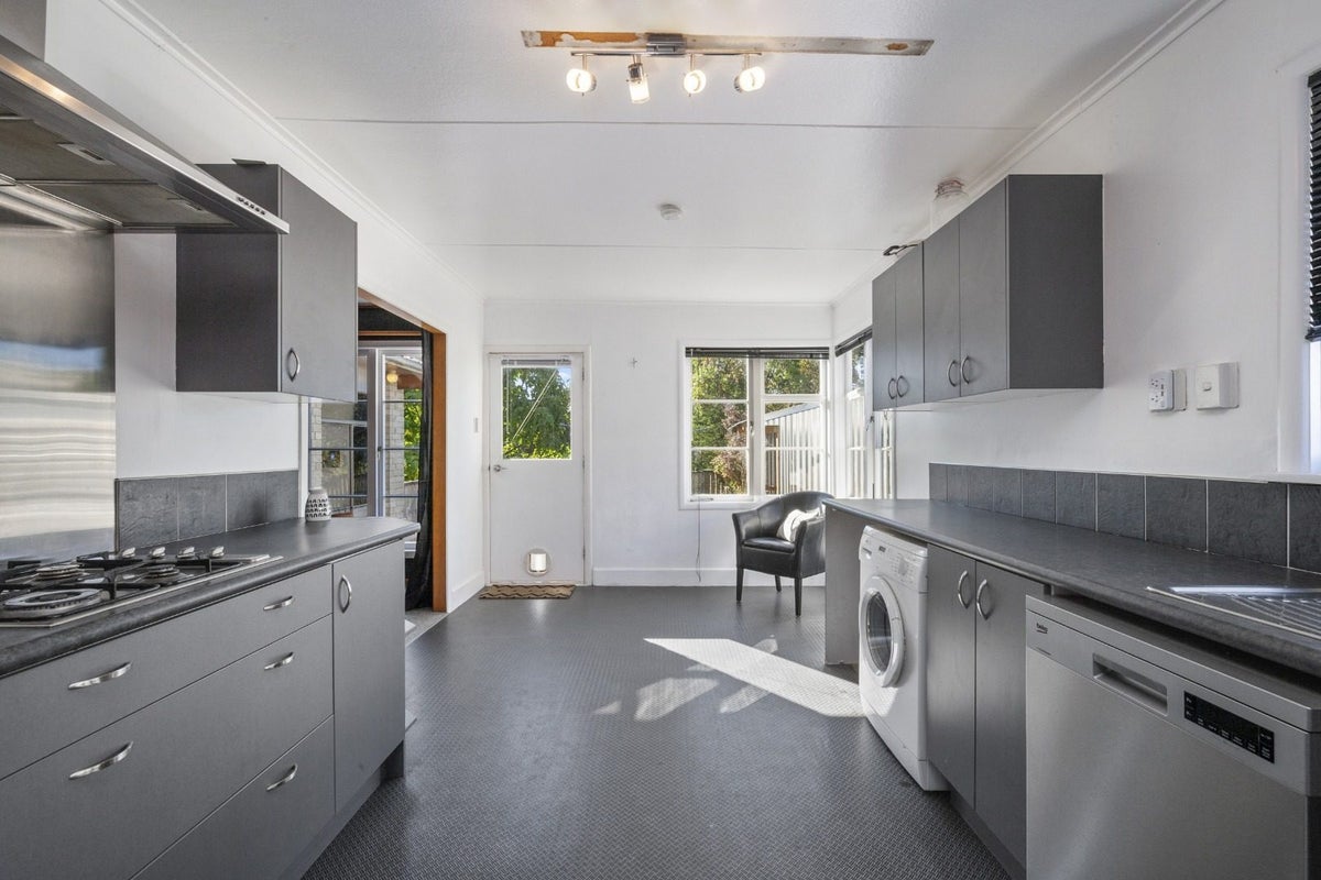 8 Hillview Crescent, Paparangi, Wellington - Carousel 2