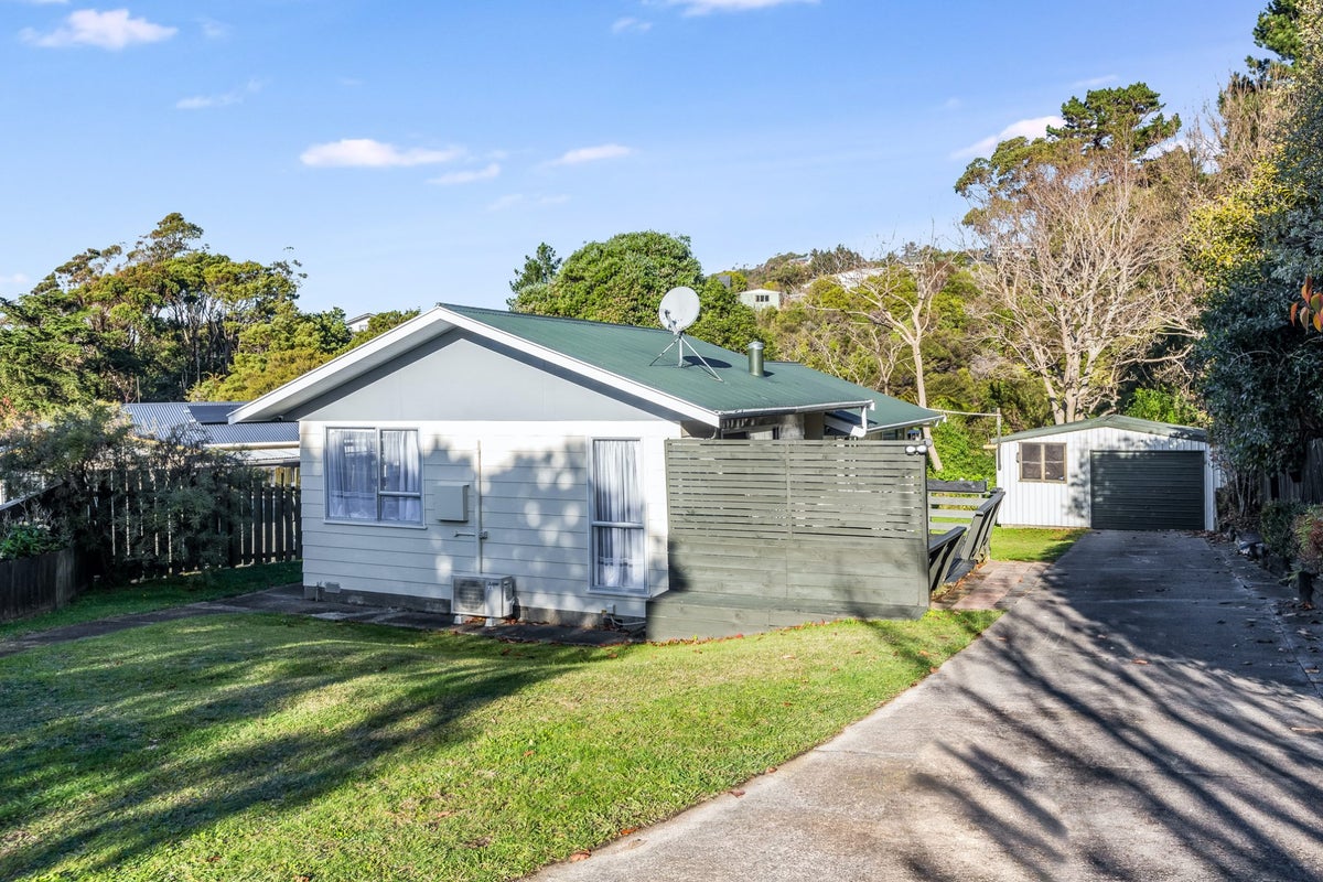 41 Thimble Lane, Whitby, Porirua - Carousel 1