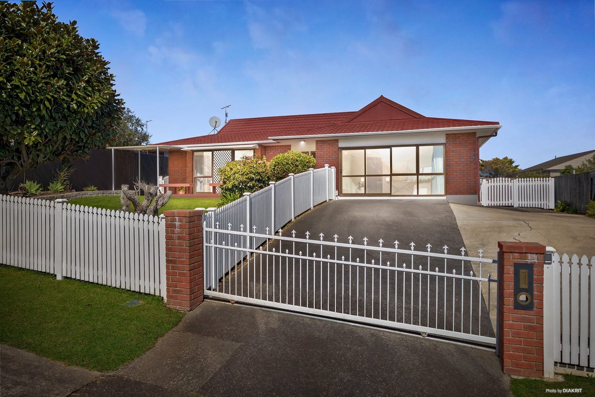 96 Dalwhinnie Parade, Highland Park, Auckland - Carousel 1