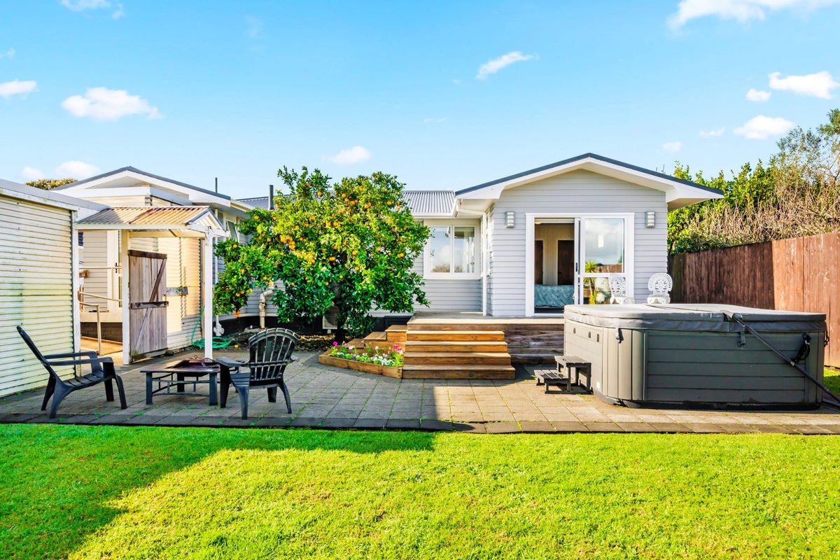 4 Rixon Place, Te Atatu Peninsula, Auckland - Carousel 1