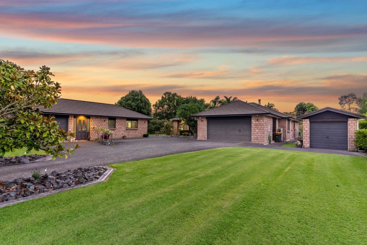 16 Lynwood Grove, Albany - Carousel 1