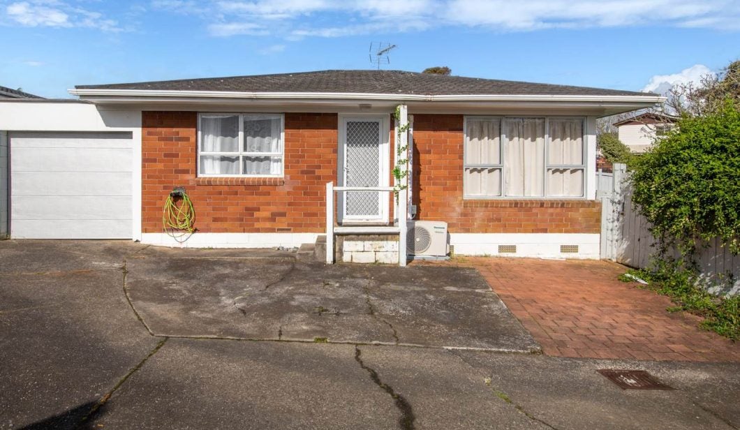 2/10 Ballater Place, Highland Park, Auckland - Carousel 1