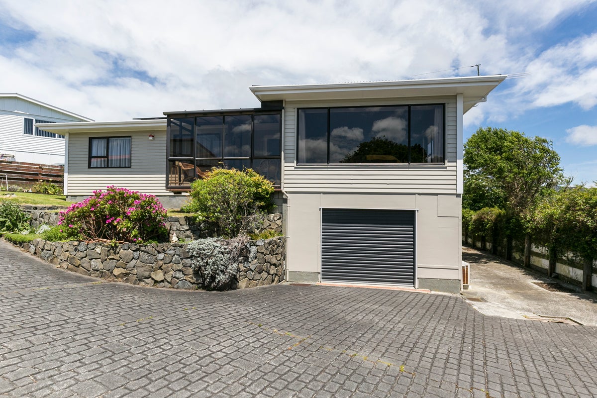 35 Carluke Street, Paparangi, Wellington - Carousel 2