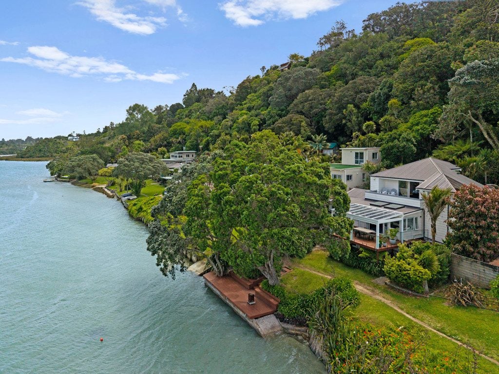 59 Pohutukawa Avenue, Shelly Park, Auckland - Carousel 1
