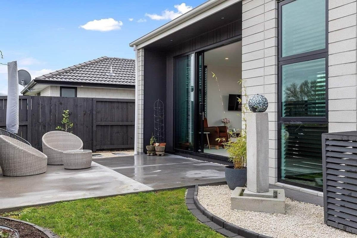 1 Rangawhenua Street, Hamilton - Carousel 2