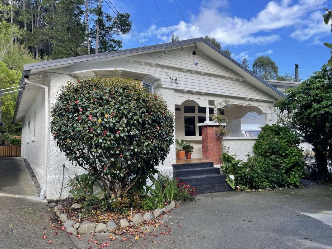 12 Elmslie Road, Pinehaven, Upper Hutt - Carousel 1