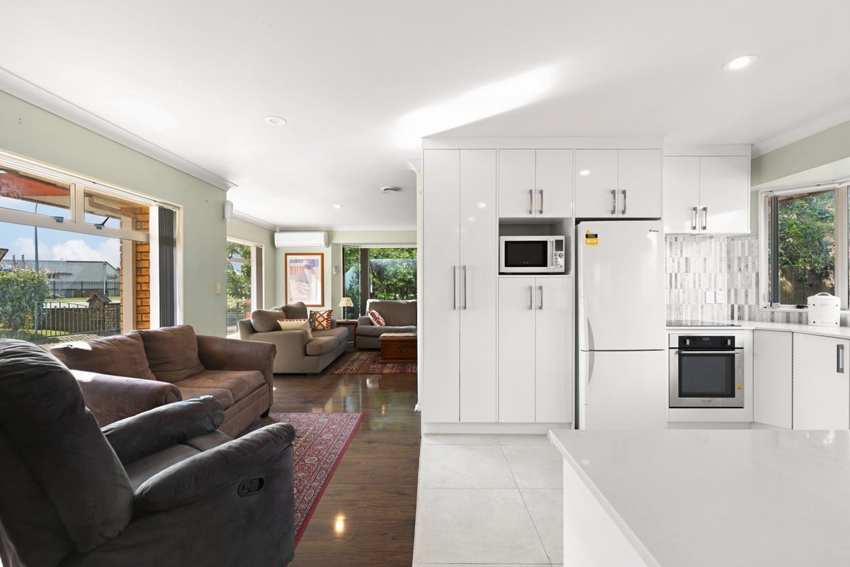 2 Kingsford Mews, Hamilton East, Hamilton - Carousel 1