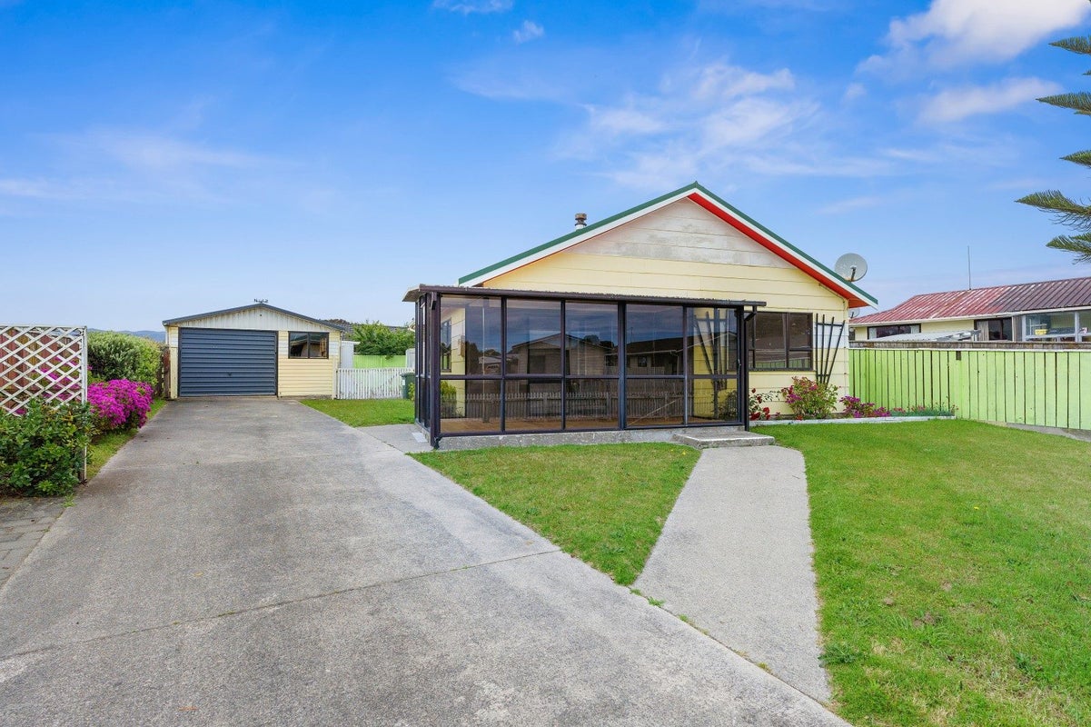 13 Hewson Crescent, Otaki Beach, Otaki - Carousel 1