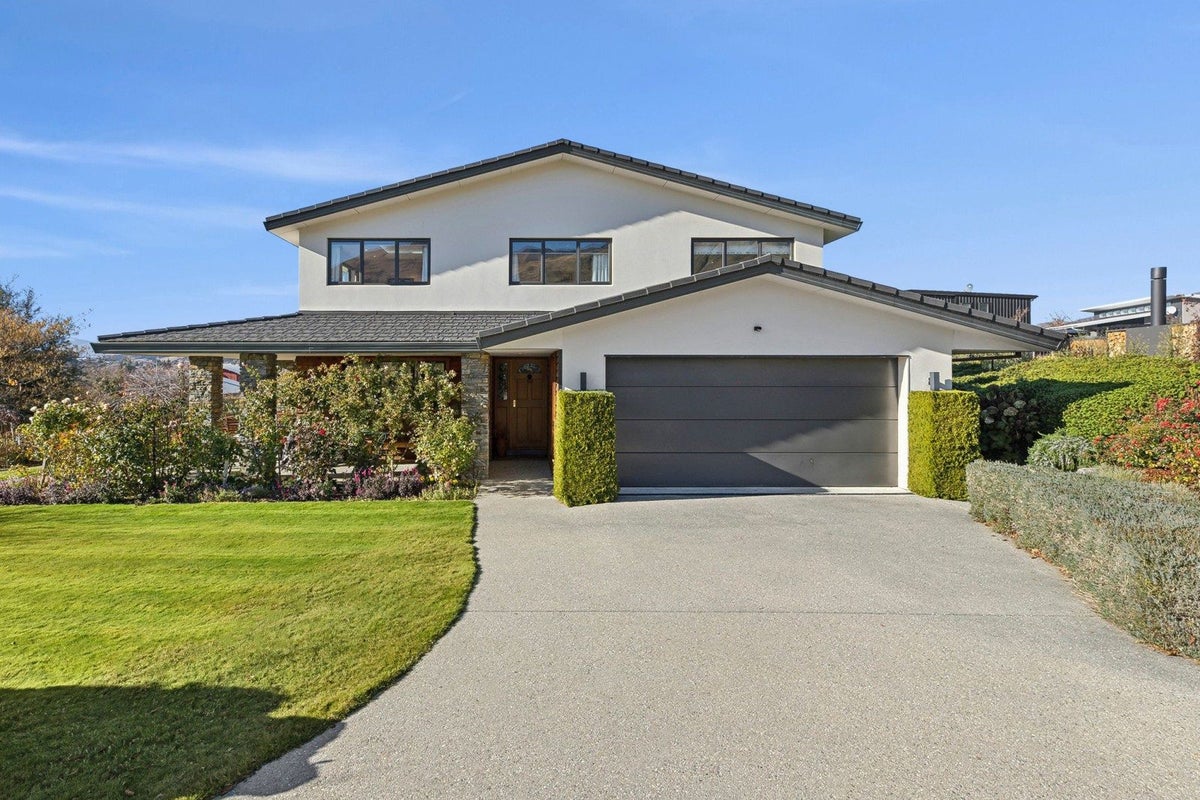 29 Kelliher Drive, Wanaka - Carousel 1