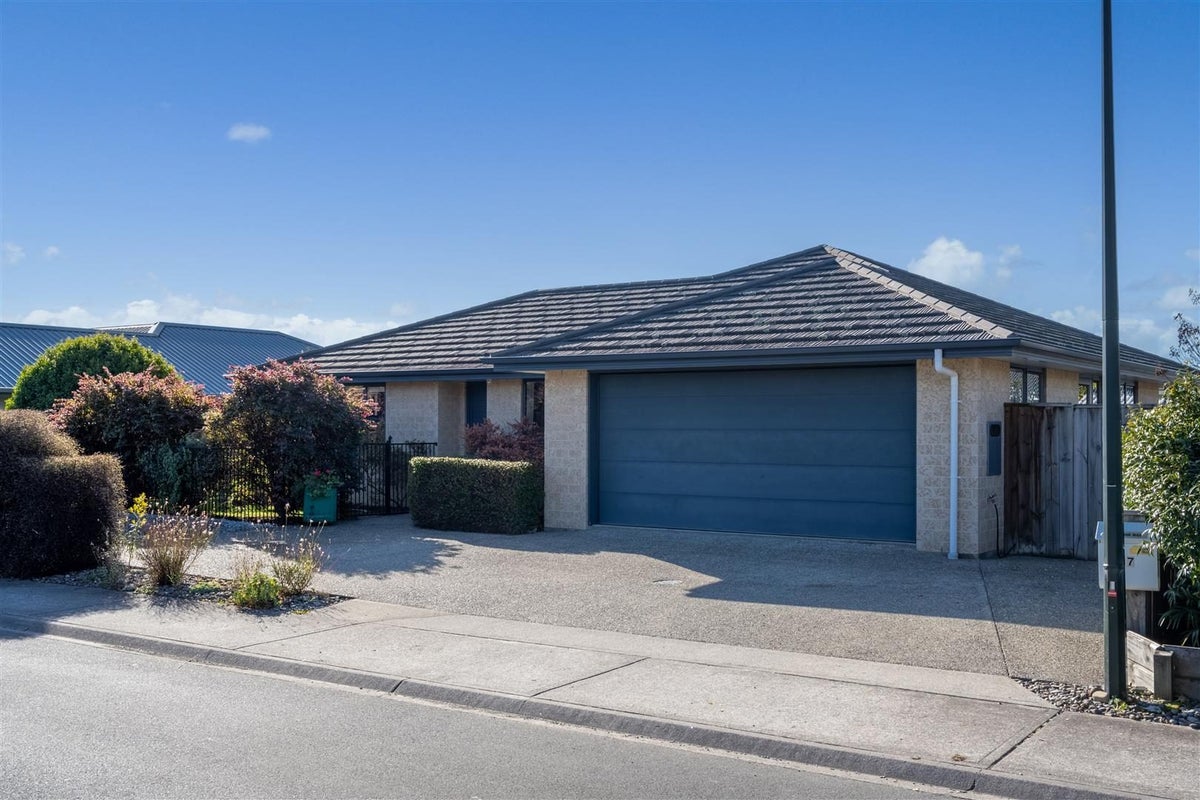 17 Hammill Grove, Stoke, Nelson - Carousel 1