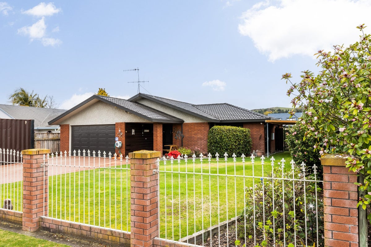 5 Jacaranda Place, Greenmeadows, Napier - Carousel 1