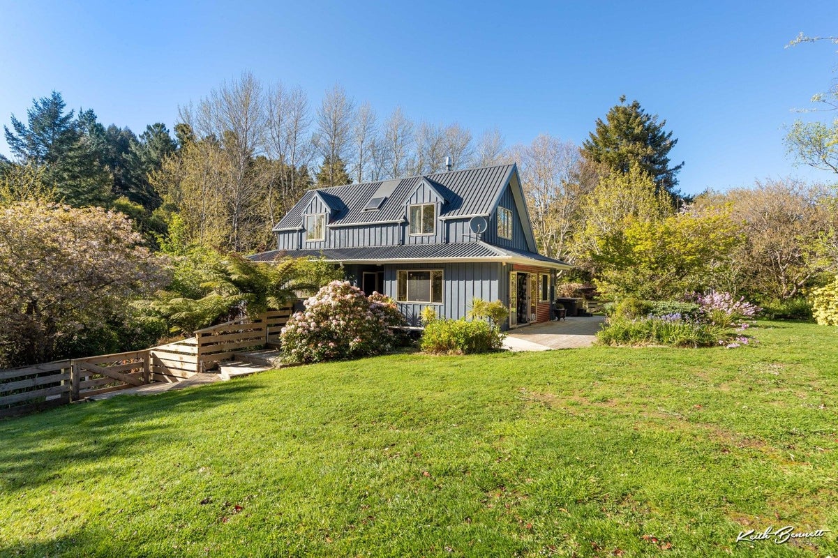 4 Ashton Warner Way, Whitemans Valley, Upper Hutt - Carousel 1