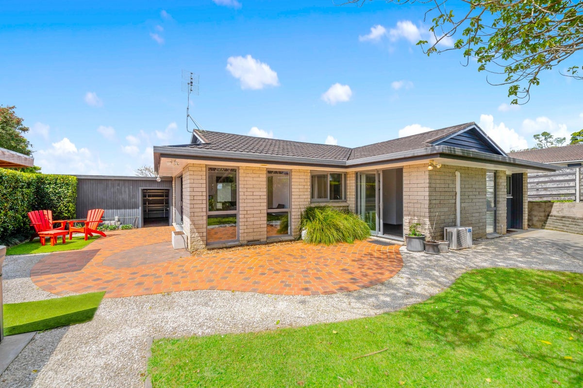 90 Glenmore Road, Sunnyhills, Auckland - Carousel 2