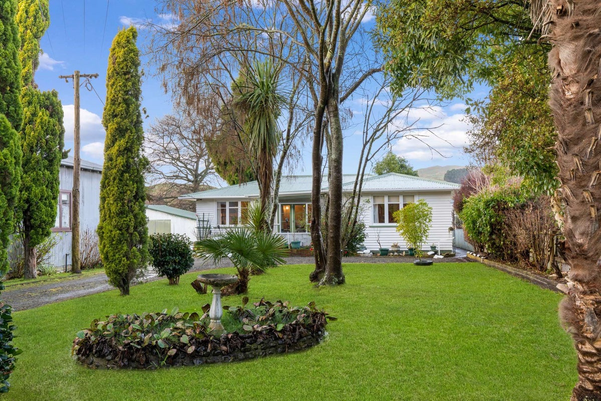 34 Paraekaretu Street, Hunterville - Carousel 1