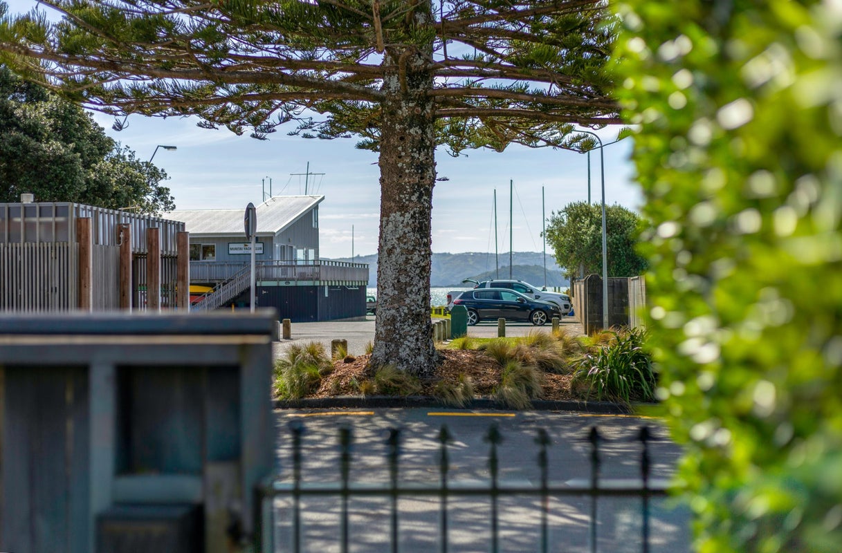 75 Marine Parade, Eastbourne, Lower Hutt - Carousel 25