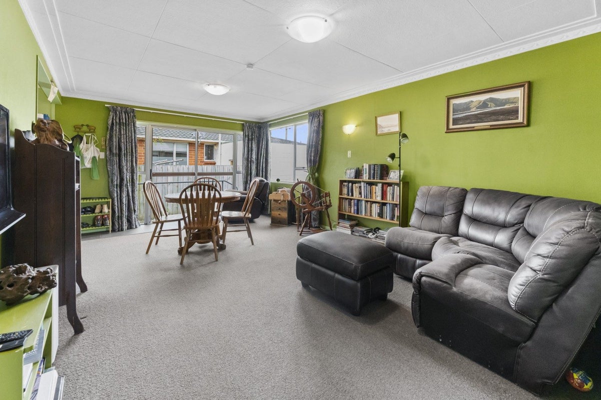 16A Royal Crescent, Saint Kilda, Dunedin - Carousel 1