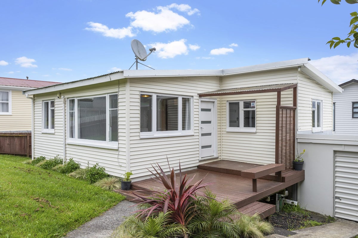 6 Gaede Terrace, Sunnyvale, Auckland - Carousel 1