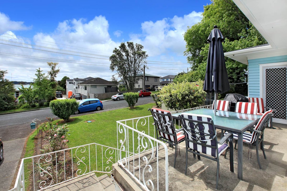 8 Sherwood Avenue, Te Atatu South, Auckland - Carousel 2