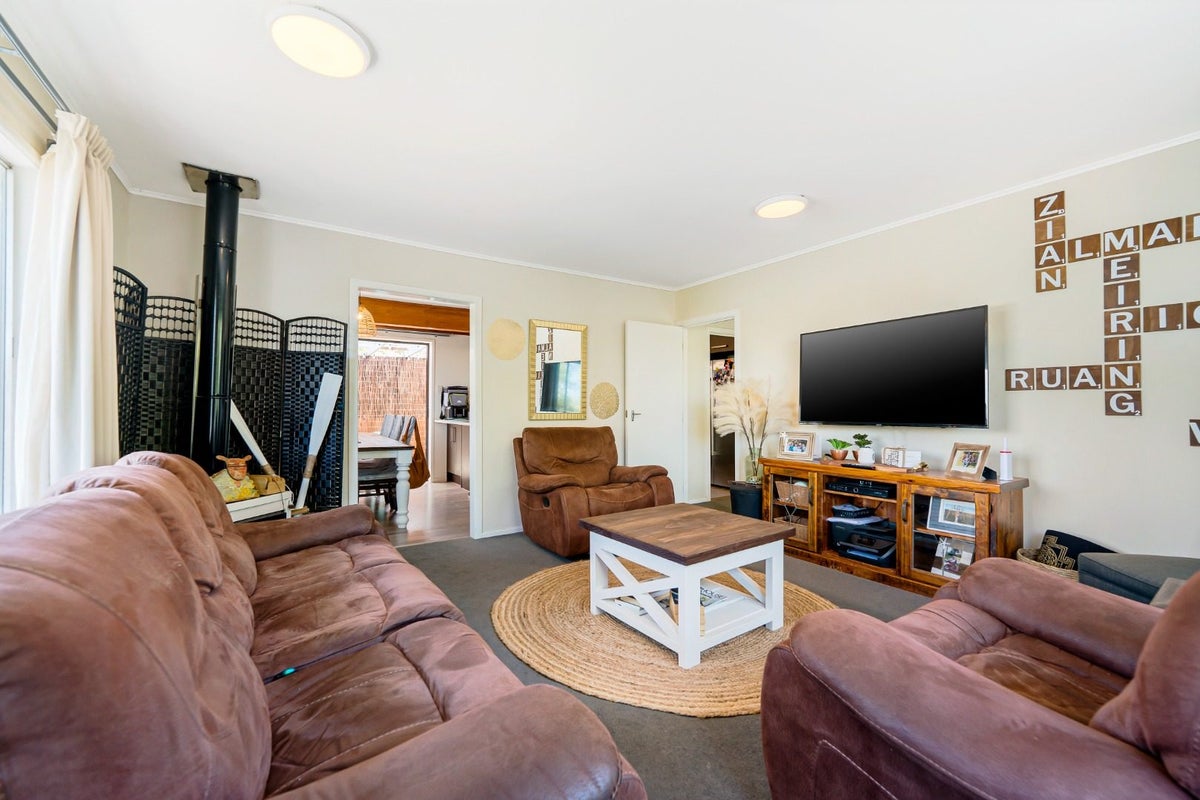 15 Haseler Crescent, Howick, Auckland - Carousel 2