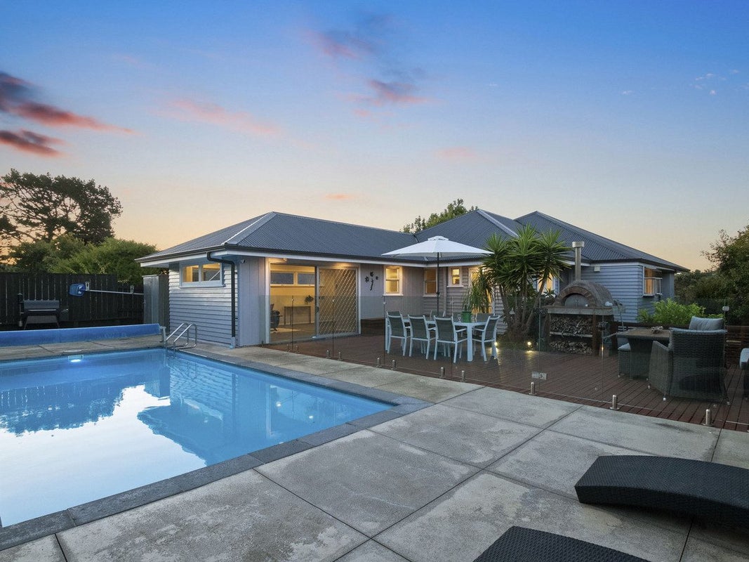 34 Cliff View Drive, Green Bay, Auckland - Carousel 1