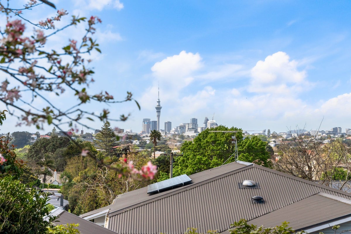 88 Lloyd Avenue, Mount Albert, Auckland - Carousel 2