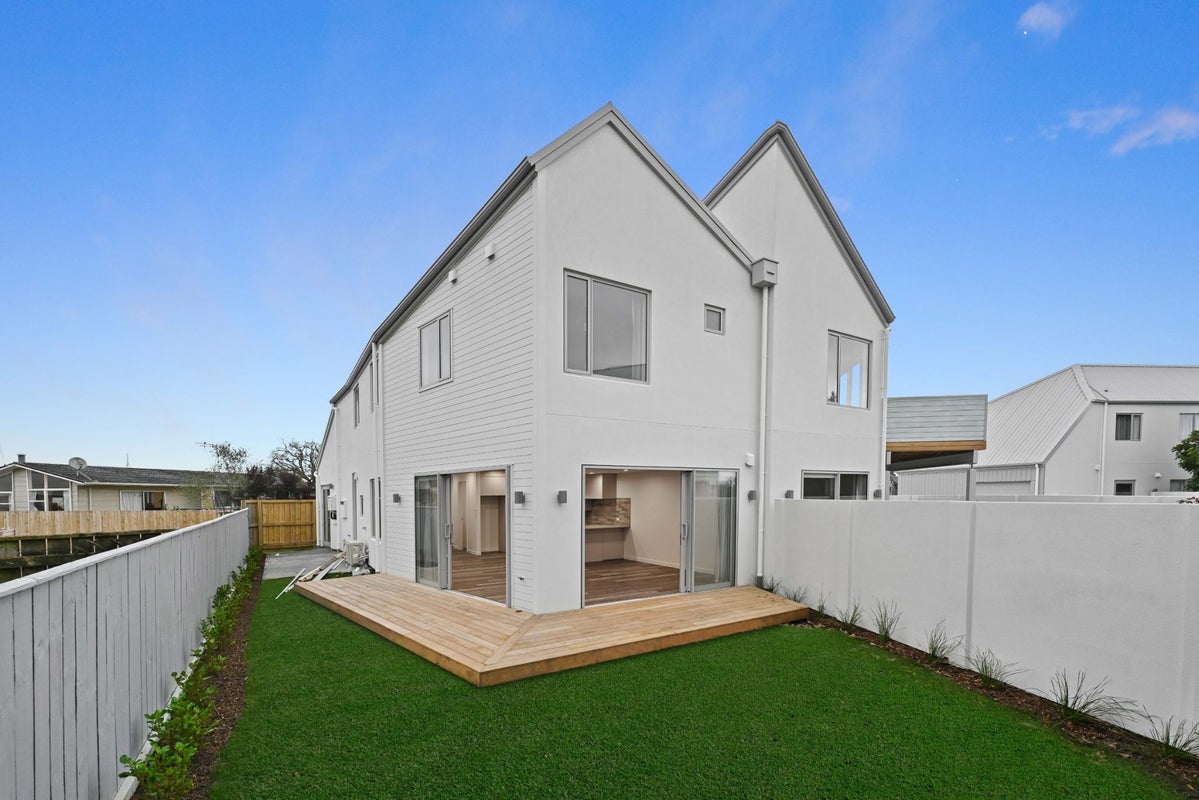 3/24 Pickering Crescent, Chedworth, Hamilton - Carousel 1