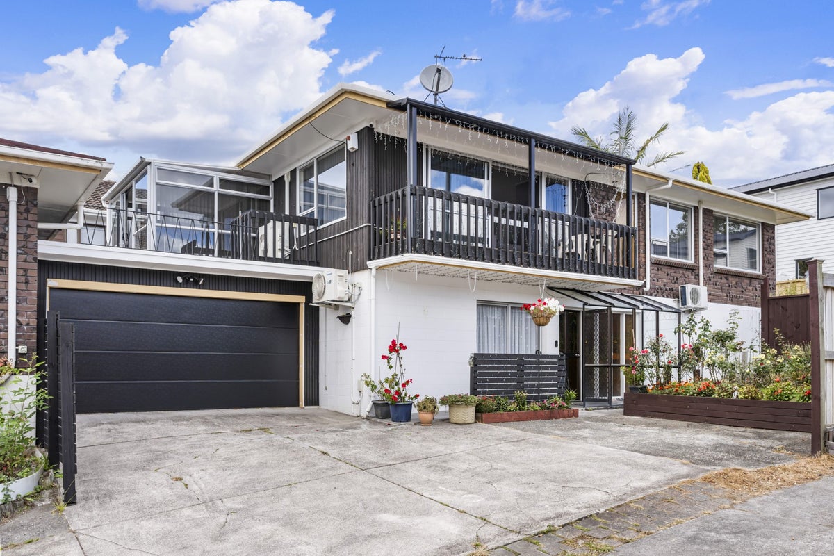 2/27 Pakira Avenue, Glendene, Auckland - Carousel 1