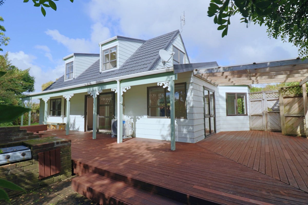 1/5 Rosca Lane, Sunnyhills, Auckland - Carousel 1