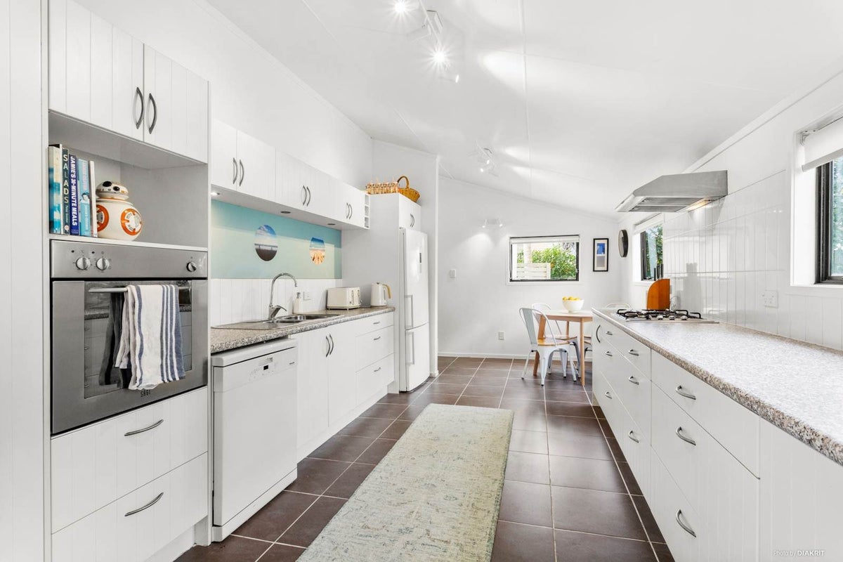 30 Shanaway Rise, Hillcrest, Auckland - Carousel 1