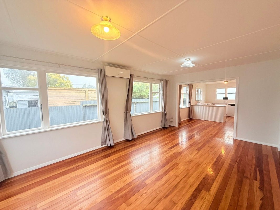 6 Golf Road, Manor Park, Lower Hutt - Carousel 2
