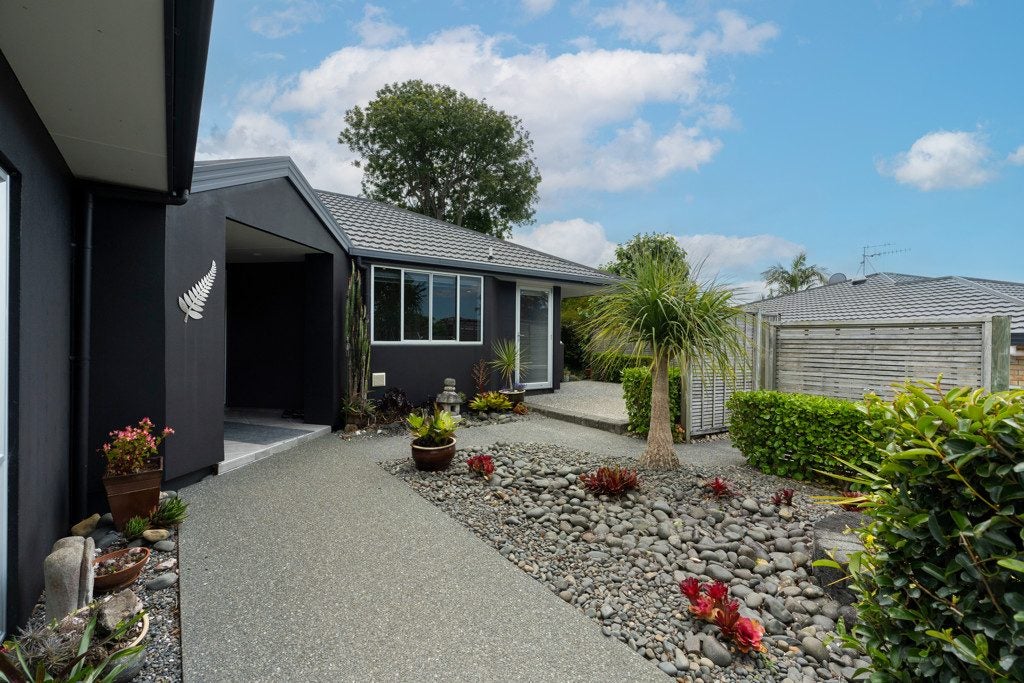 6 Conifer Grove, Kamo, Whangarei - Carousel 1