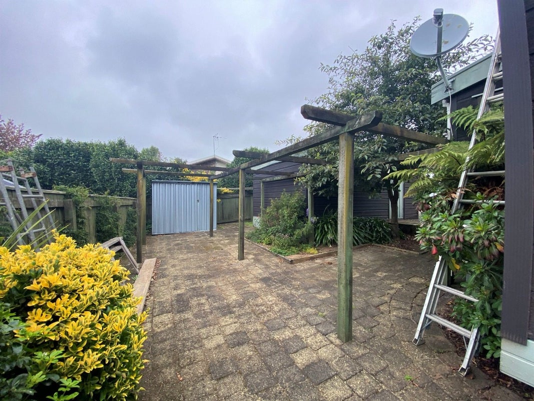 1 Highlands Place, Highlands Park, New Plymouth - Carousel 16