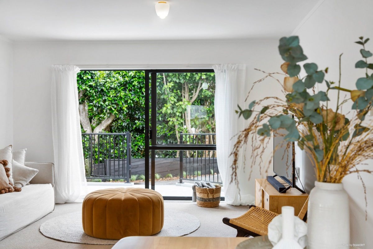 2/614 Beach Road, Browns Bay, Auckland - Carousel 2
