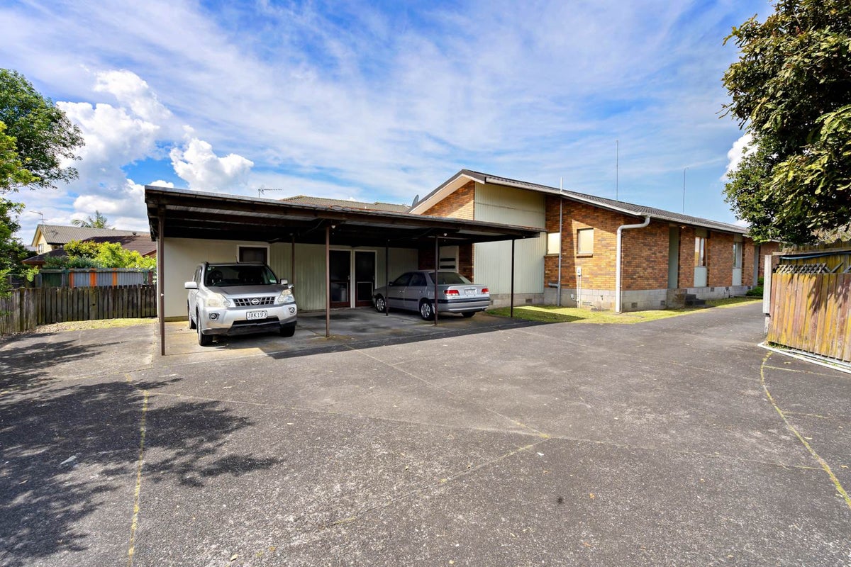 3/236 Te Atatu Road, Te Atatu South, Auckland - Carousel 1
