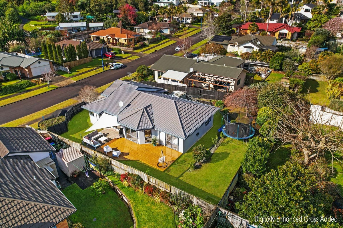 16 Amberley Crescent, Bethlehem, Tauranga - Carousel 1