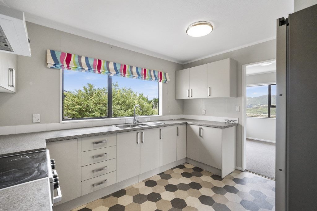32B Outram Grove, Kelson, Lower Hutt - Carousel 2