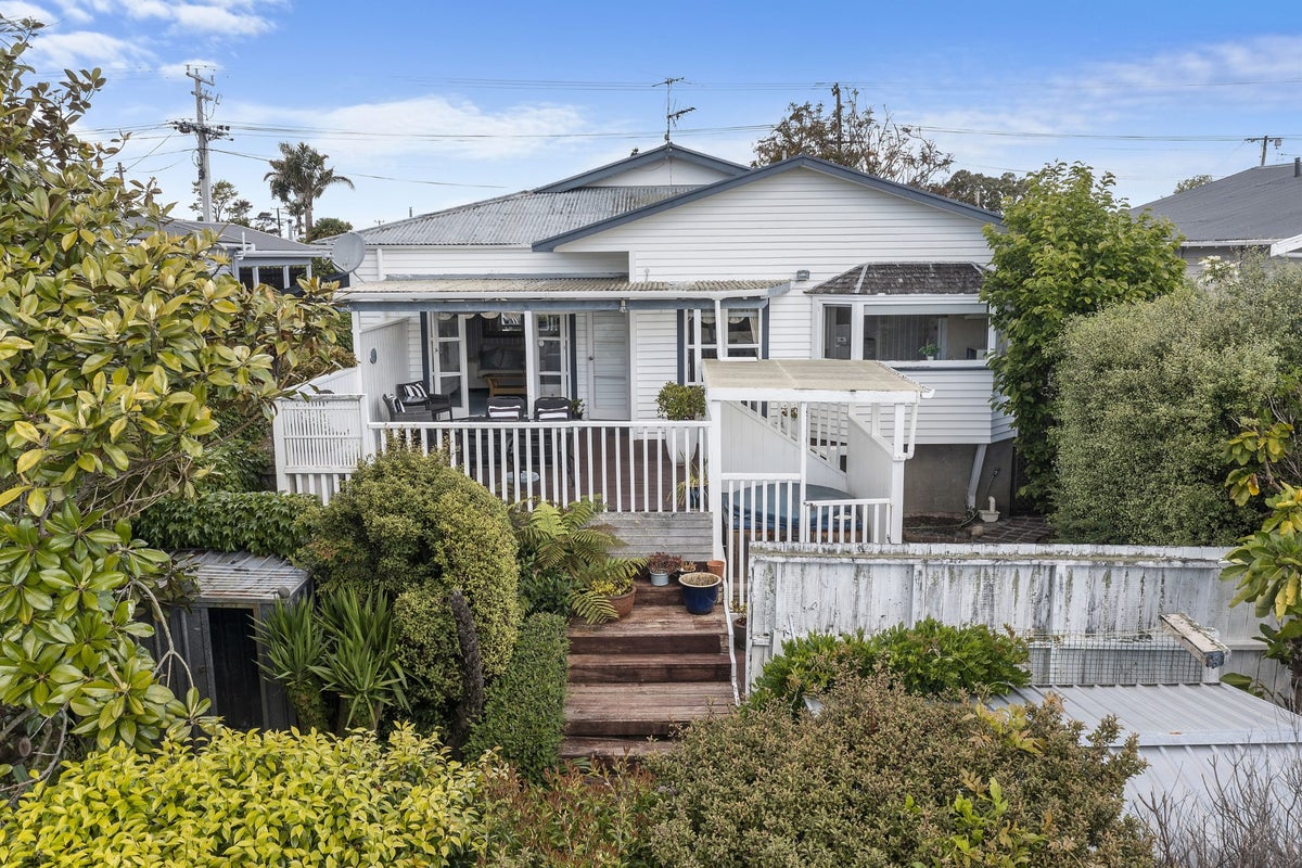 85 Golf Road, New Lynn, Auckland - Carousel 2