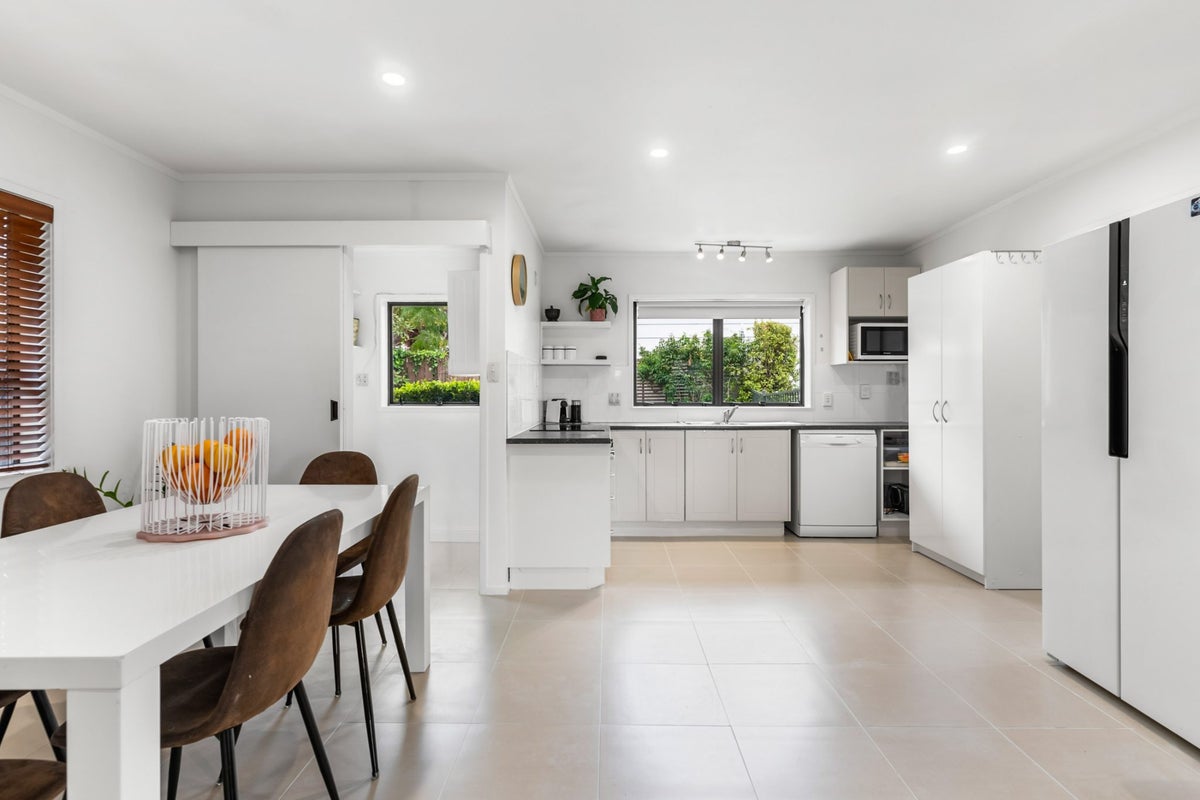 2/508 East Coast Road, Windsor Park, Auckland - Carousel 2
