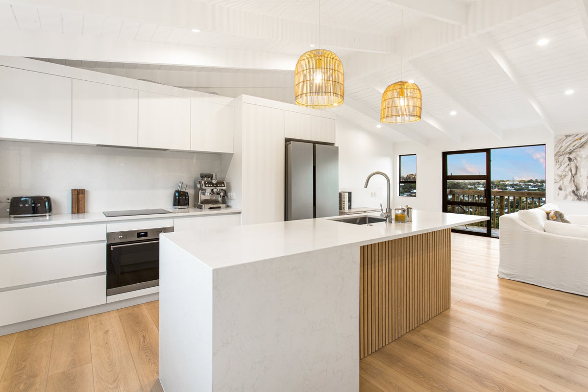 1/4 Danbury Drive, Torbay, Auckland - Carousel 1